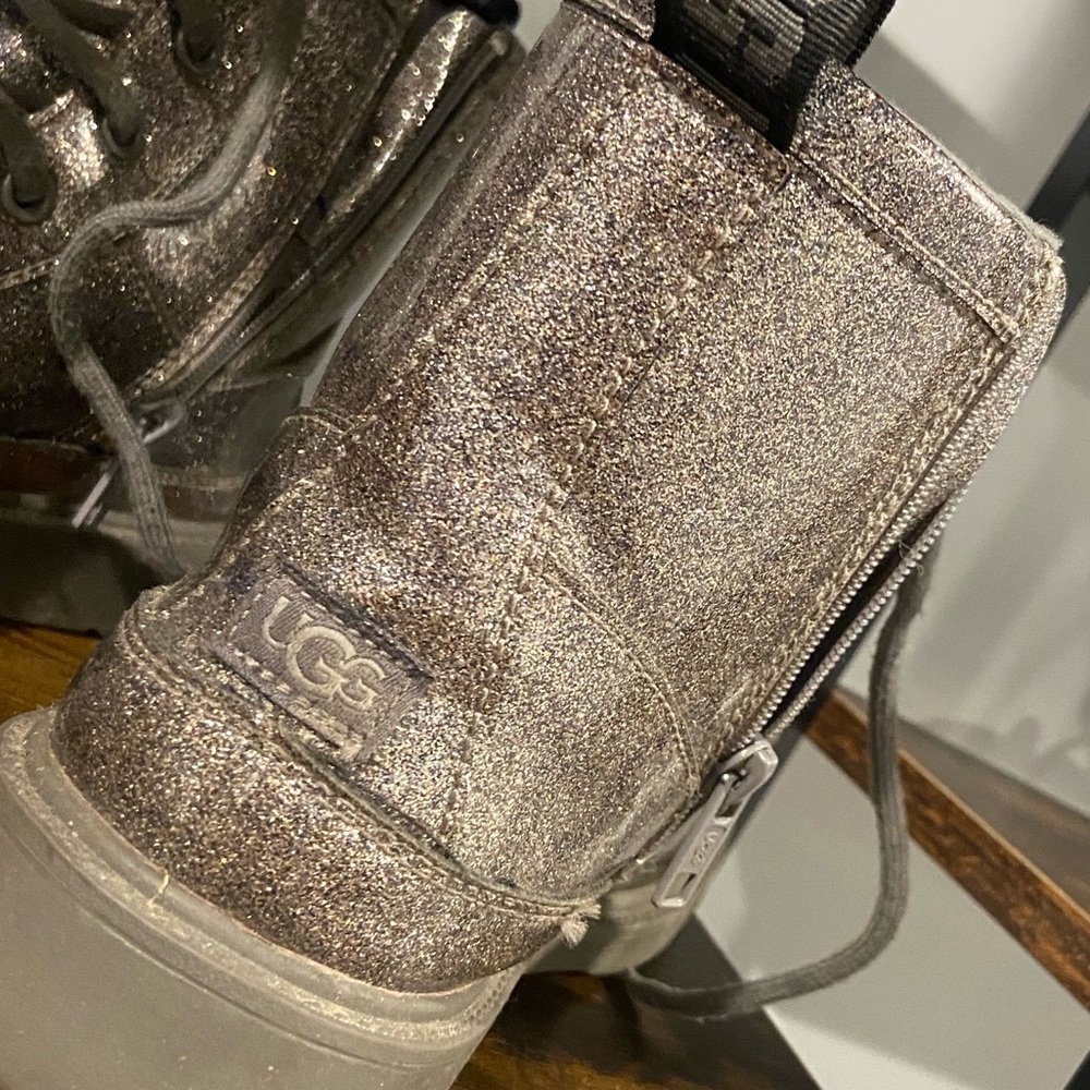 Gently worn Uggs. Beautiful color ❤️